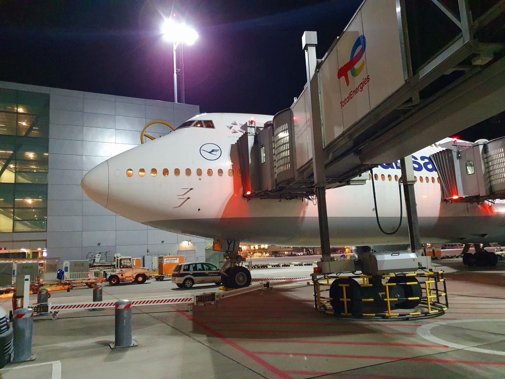 Lufthansa First Class Boarding Up 747 Nose