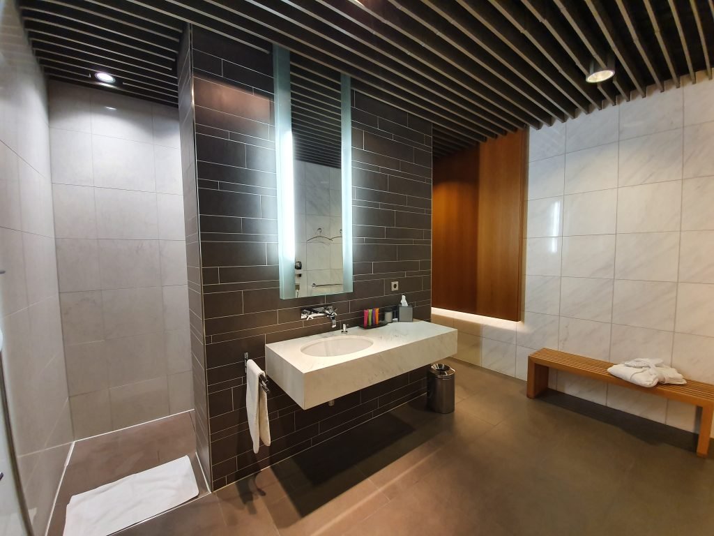 Lufthansa First Class Terminal Shower Room Lufthansa First Class Terminal Shower Room