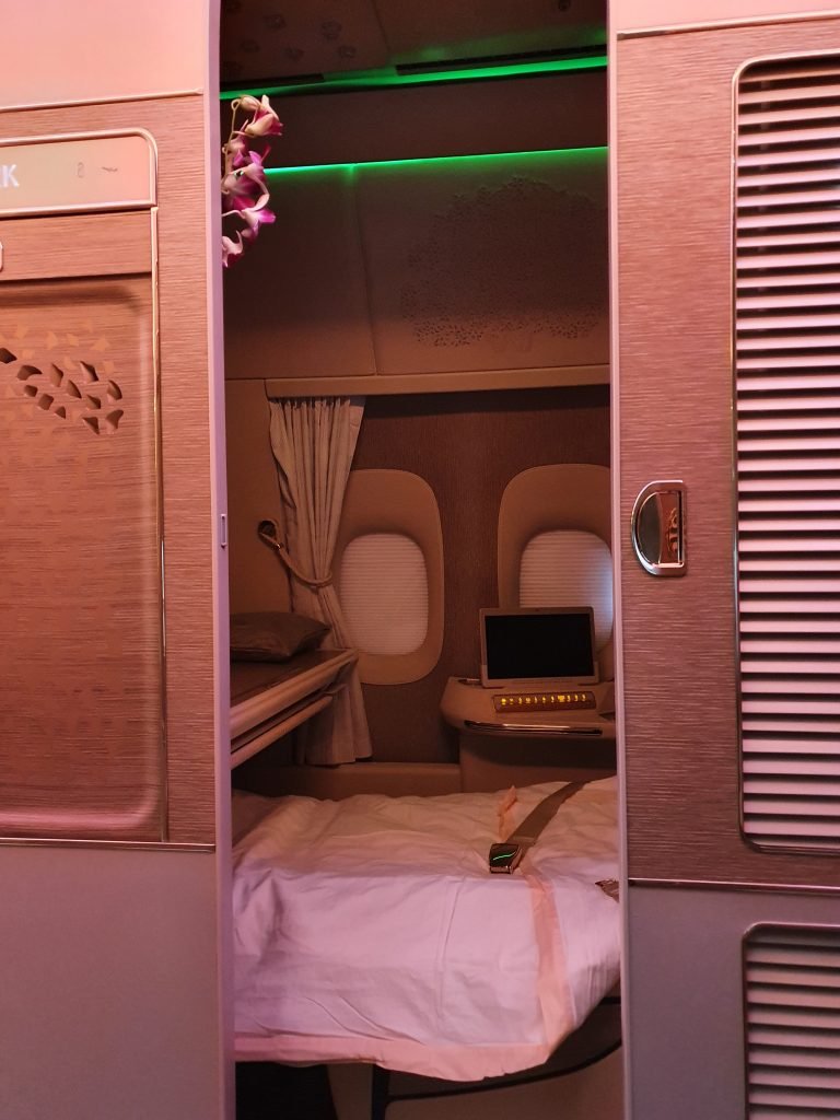 Emirates Change Changer First Suite 2A in Bed Mode Emirates Change Changer First Suite 2A in Bed Mode