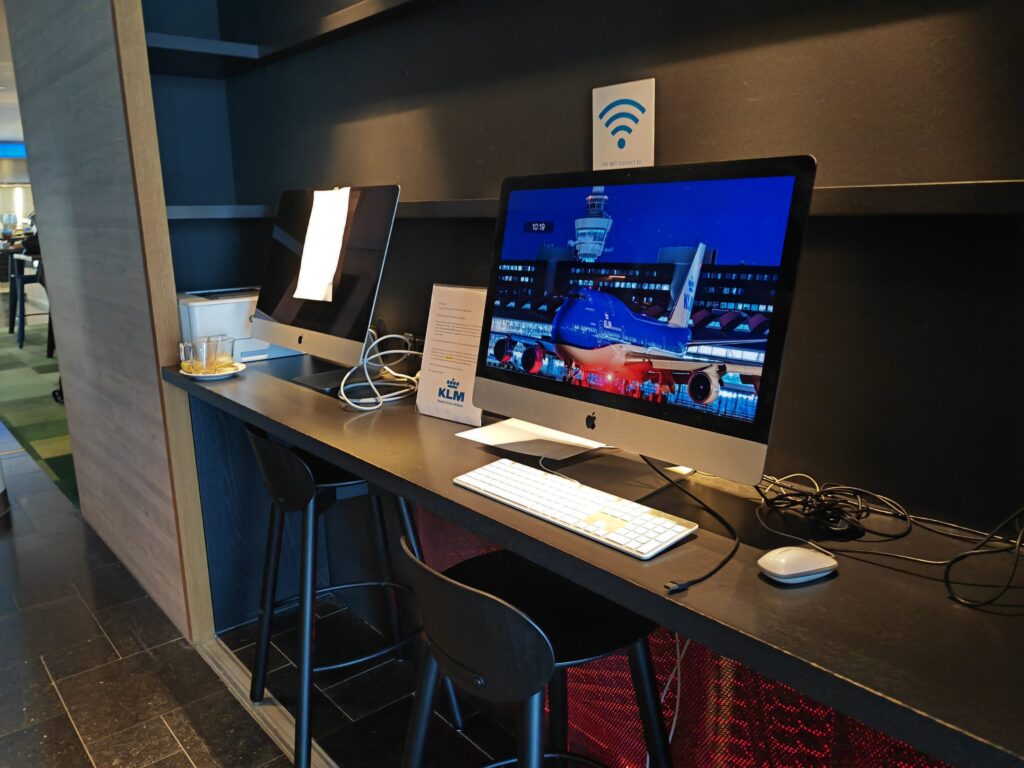 KLM Crown Lounge 52 Computer