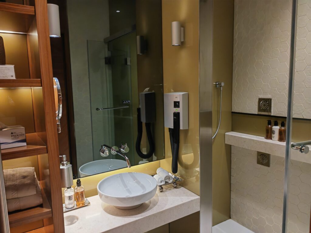 Qatar Premium Lounge BKK Shower
