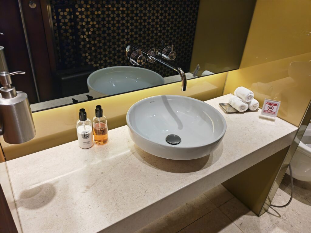 Qatar Premium Lounge BKK Washroom