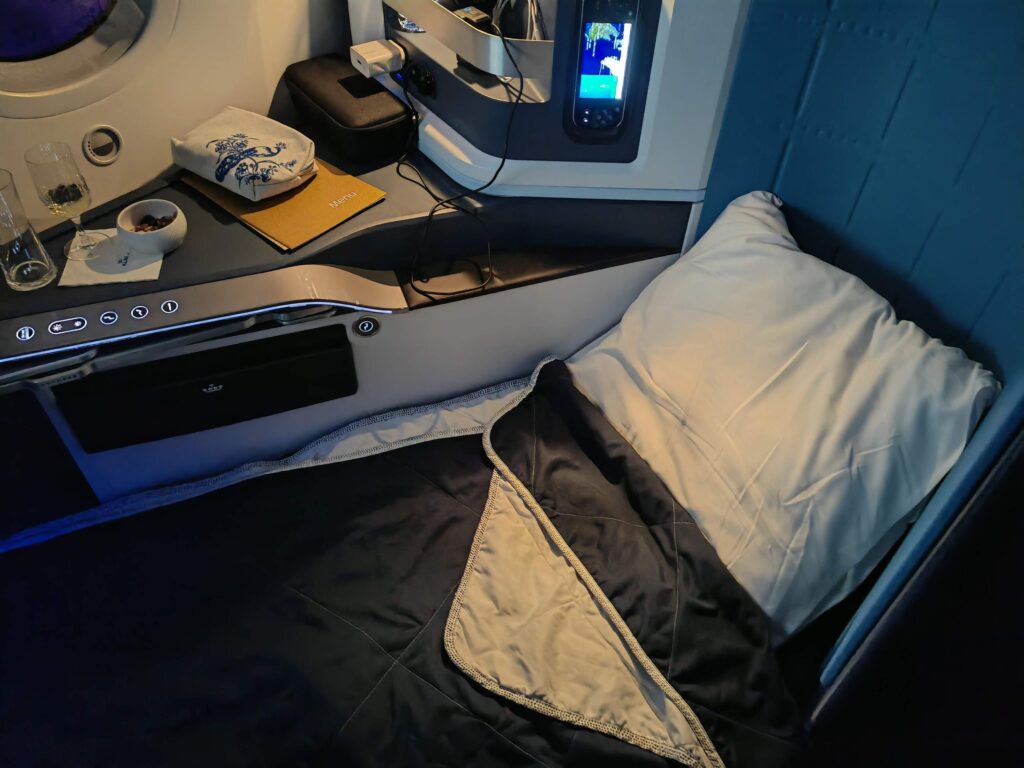 KLM 787 10 Business Class Bedtime