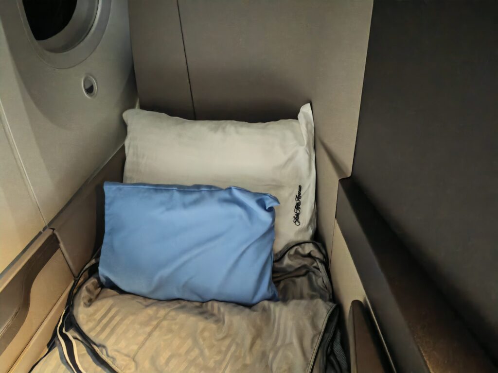 United Polaris Business Bedtime with double pillows