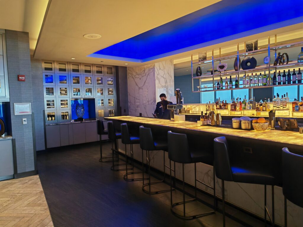 United Polaris Lounge Chicago Bar