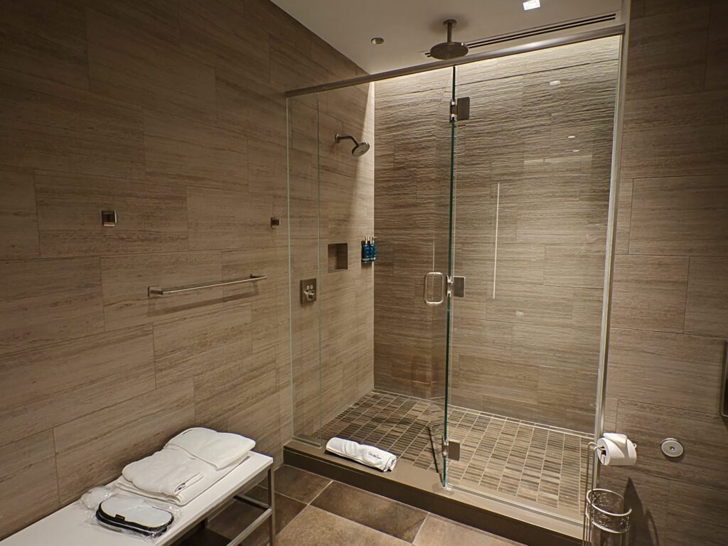 United Polaris Lounge Chicago Private Shower Room