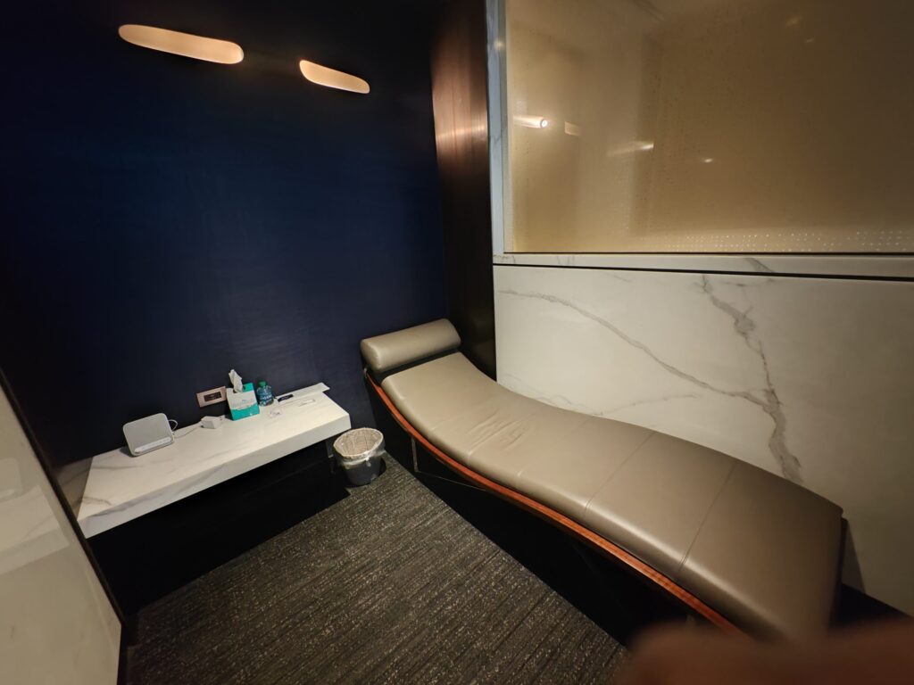 United Polaris Lounge Chicago Private Sleep Rooms