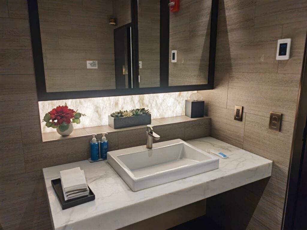 United Polaris Lounge Chicago Shower Room