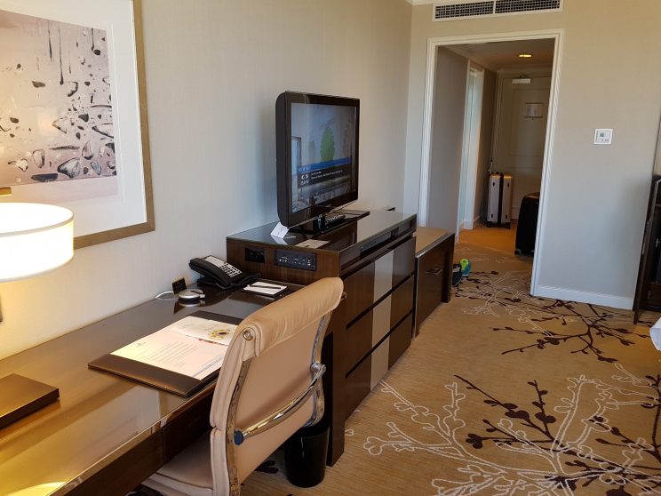 Shangri la Sydney Executive Room Desk & TV