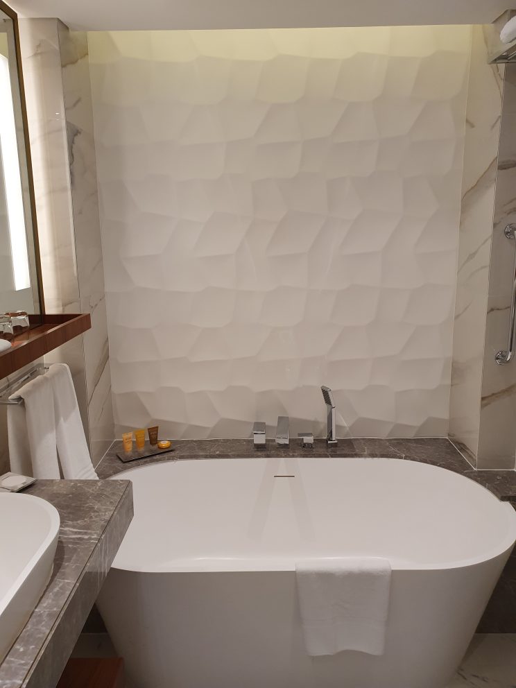 Le Meridien Dubai Hotel Bathtub