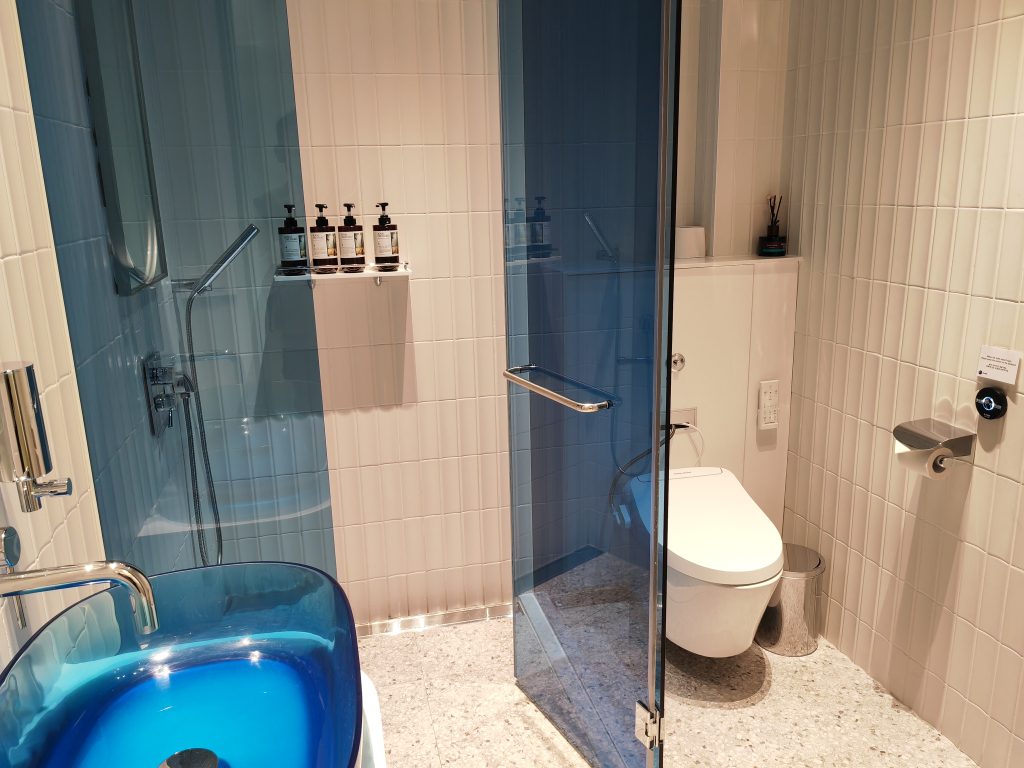 oneWorld Lounge ICN Shower Room