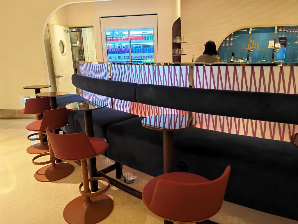 oneWorld Lounge ICN Stool Seating