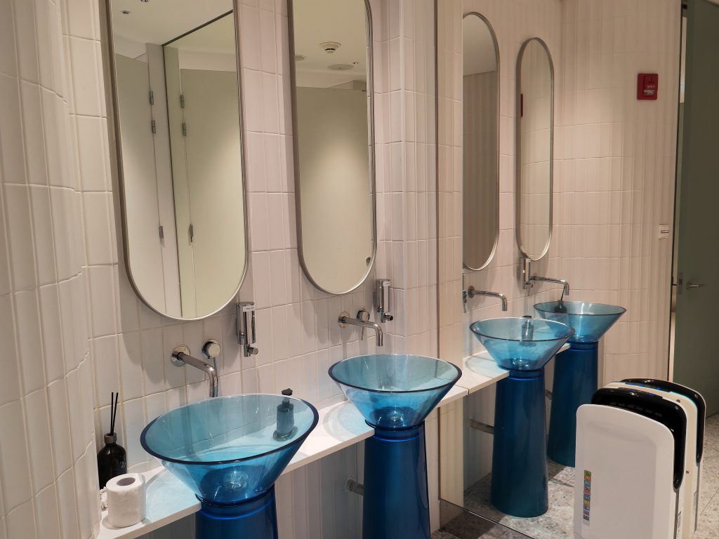oneWorld Lounge ICN Washroom